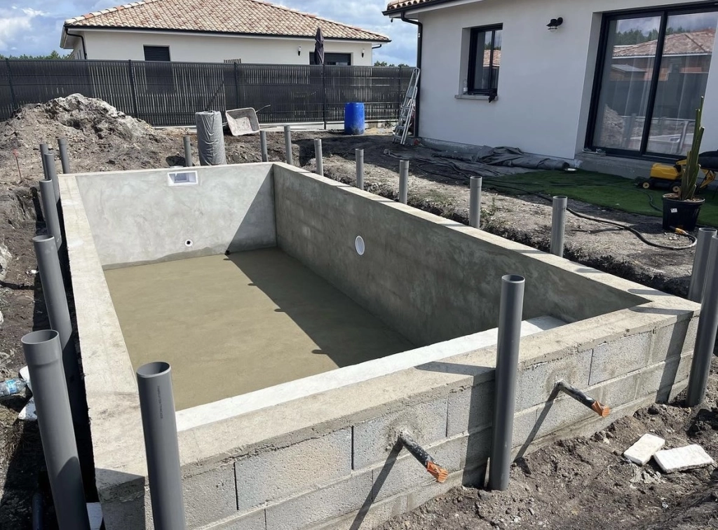 construction de piscine en béton vue du ciel